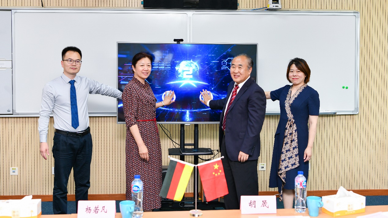 杨若凡副书记宣读了教育部"关于同意举办上海电机学院凯撒斯劳滕智能