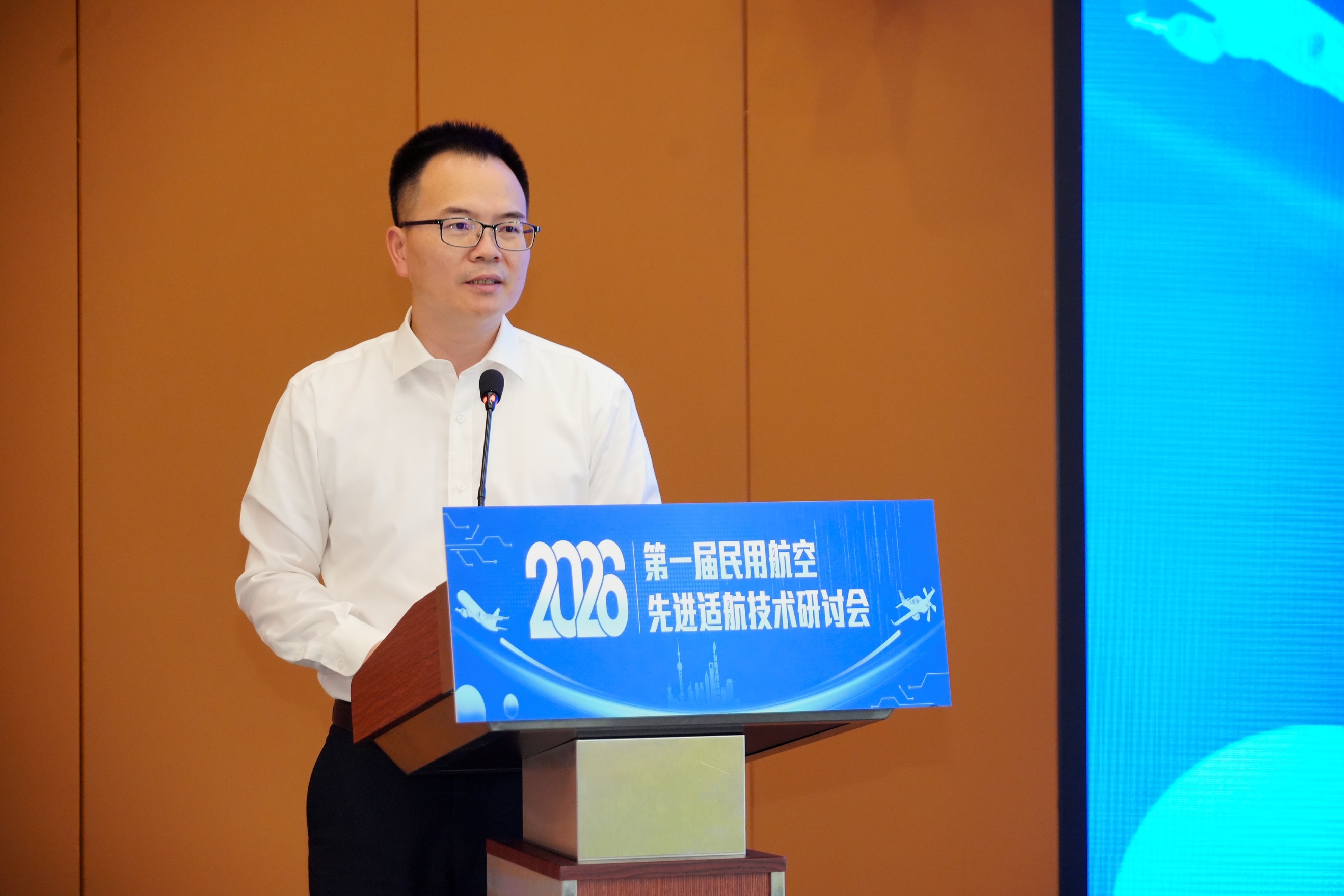 大会首先邀请上海电机学院党委副书记、院长龚思怡致欢迎辞。龚思怡表示:上海电机学院始终坚持“因产而生、随产而进、融产而强”,依托地处临港新片区大飞机制造基地和闵行上海航天城核心主体的区位优势,积极布局航空航天特色学科新赛道。期待以本次会议为契机,深化与学会、科研院所和行业企业在人才培养、科研攻关、平台共建、成果转化等方面的合作,共同推动推动学校航空特色学科和先进适航技术研究再上新台阶。 大会首先邀请上海电机学院党委副书记、院长龚思怡致欢迎辞。龚思怡表示:上海电机学院始终坚持“因产而生、随产而进、融产而强”,依托地处临港新片区大飞机制造基地和闵行上海航天城核心主体的区位优势,积极布局航空航天特色学科新赛道。期待以本次会议为契机,深化与学会、科研院所和行业企业在人才培养、科研攻关、平台共建、成果转化等方面的合作,共同推动推动学校航空特色学科和先进适航技术研究再上新台阶。